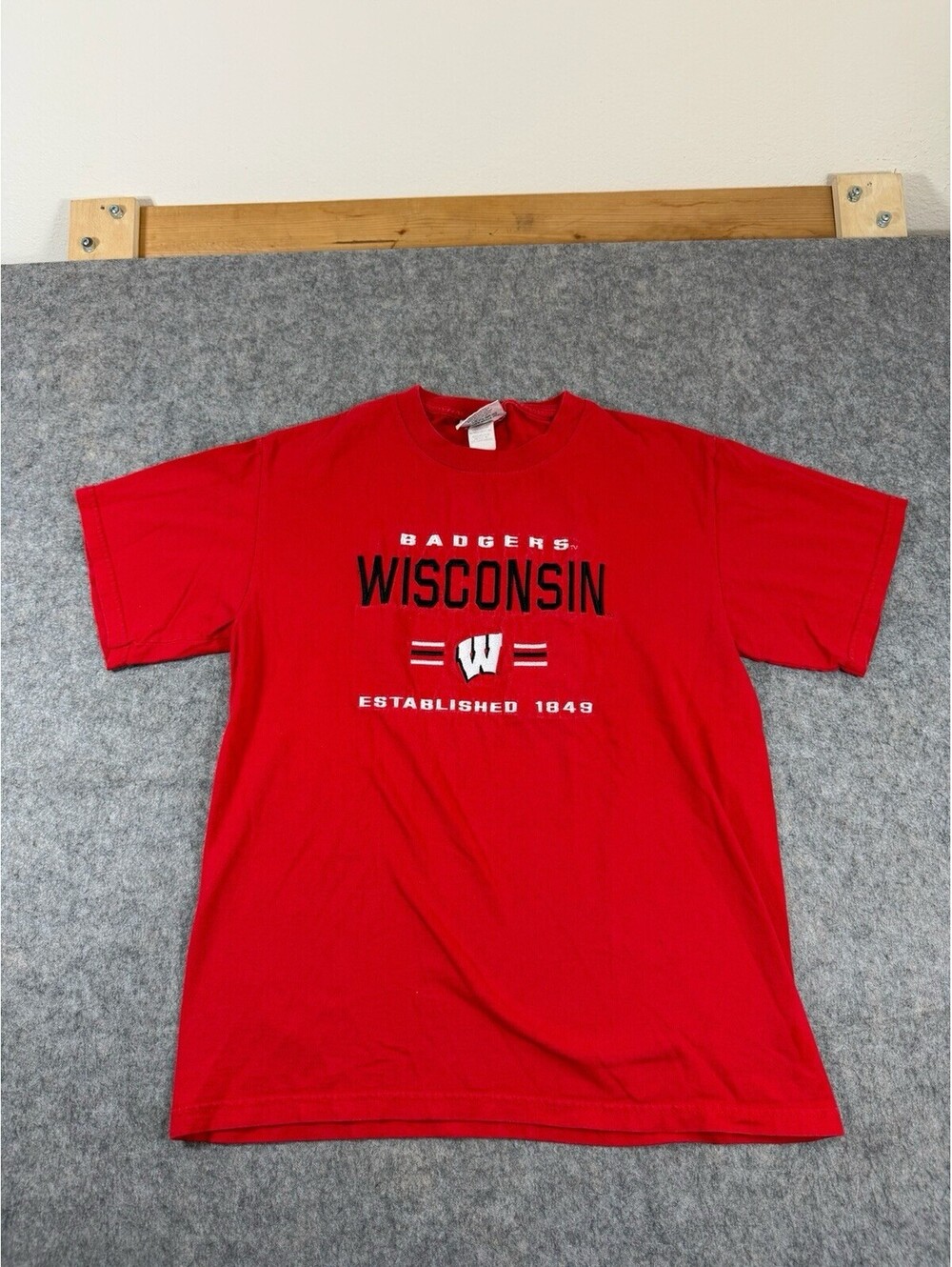 Vintage Y2K University of Wisconsin Badgers NCAA T-shirt Size M